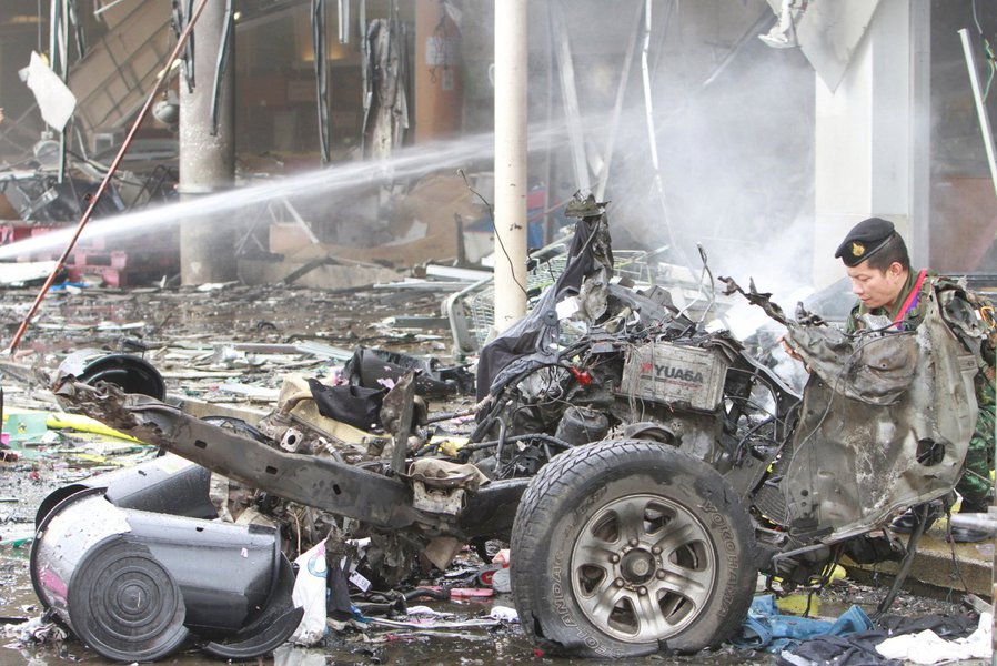 Carro-bomba deixa mais de 40 feridos em supermercado na Tailândia