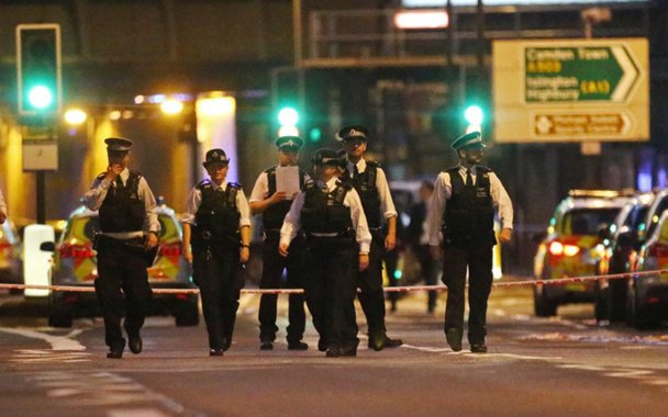 Policiais em local onde veículo atropelou pedestres perto de mesquita em Londres. 19/06/2017 REUTERS/Neil Hall