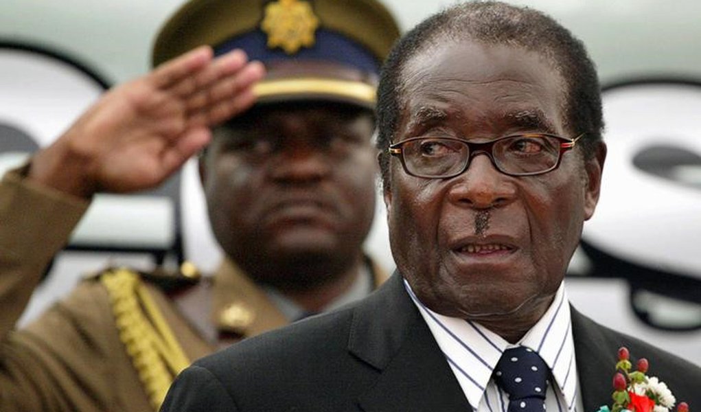 Presidente do Zimbábue, Robert Mugabe, durante evento em Harare 16/07/2008 REUTERS/Philimon Bulawayo