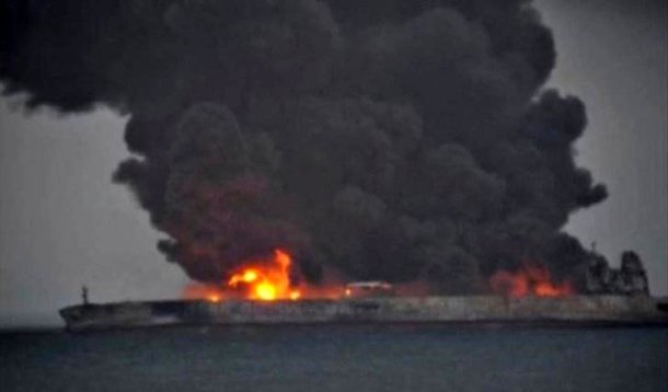Navio petroleiro iraniano atingido por incêndio na costa da China, em imagem cedida pela China Central Television (CCTV) 07/01/2018 REUTERS via REUTERS TV