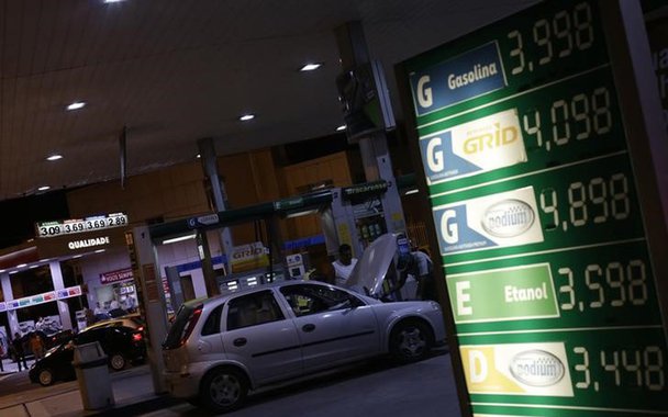 Preços do combustível em posto de gasolina no Rio de Janeiro, Brasil 05/02/2016 REUTERS/Ricardo Moraes