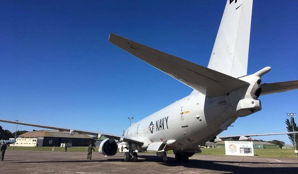 Avião P-8A Poseidon da Marinha dos Estados Unidos é visto antes de decolar para participar da busca do submarino desaparecido ARA San Juan, em Bahia Blanca, na Argentina 22/11/2017 REUTERS/Magali Cervantes