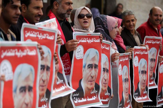 Palestinos aderem à greve geral em apoio a presos que fazem greve de fome em prisões de Israel