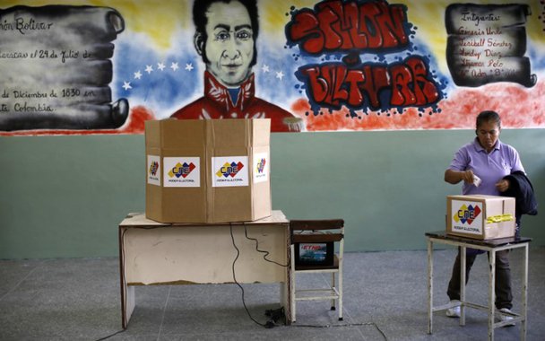 Mulher vota durante eleição de Assembleia Constituinte em Caracas, na Venezuela 30/07/2017 REUTERS/Carlos Garcia Rawlins