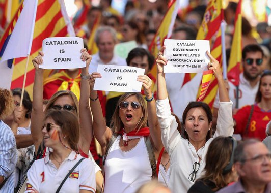 Protesto em Barcelona contra Independência da Catalunha, Espanha, People hold up signs as they attend a pro-union demonstration organised by the Catalan Civil Society organisation in Barcelona, Spain, October 8, 2017. REUTERS/Albert Gea