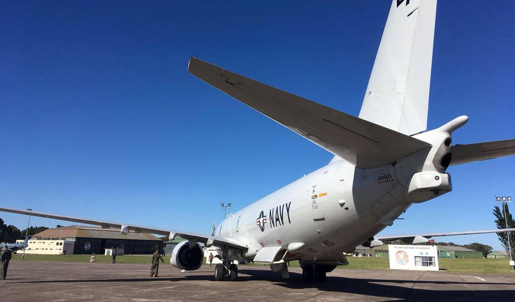 Avião P-8A Poseidon da Marinha dos Estados Unidos é visto antes de decolar para participar da busca do submarino desaparecido ARA San Juan, em Bahia Blanca, na Argentina 22/11/2017 REUTERS/Magali Cervantes
