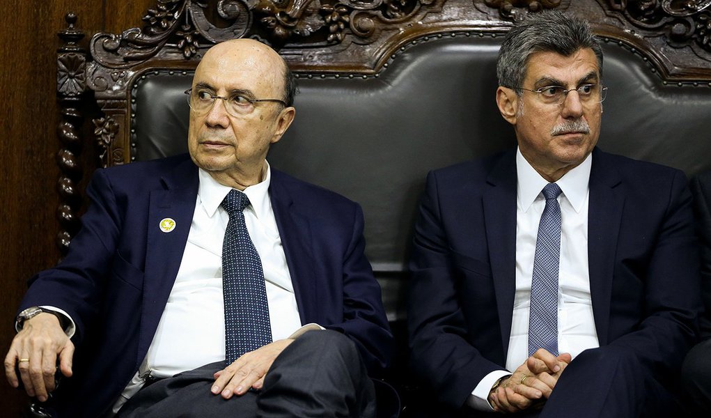Brasília - O 2º vice-presidente do Congresso, senador Romero Jucá e o ministro da Fazenda, Henrique Meirelles, durante entrega do Orçamento da União 2017 (Wilson Dias/Agência Brasil)