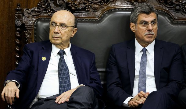 Brasília - O 2º vice-presidente do Congresso, senador Romero Jucá e o ministro da Fazenda, Henrique Meirelles, durante entrega do Orçamento da União 2017 (Wilson Dias/Agência Brasil)