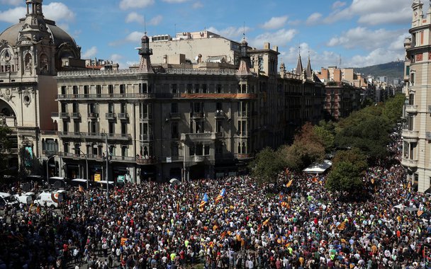 Manifestantes se reúnem em frente ao prédio do Ministério de Economia da Catalunha, depois que a polícia espanhola prendeu diversas autoridades catalãs, em Barcelona 20/09/2017 REUTERS/Albert Gea