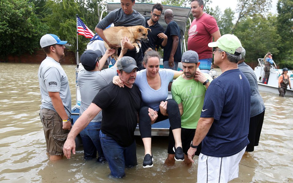 Barco leva pessoas após resgate em Houston por causa de enchentes 30/8/2017 REUTERS/Carlo Allegri