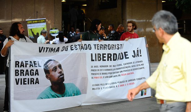 Ativistas protestam com faixas e cartazes no Tribunal de Justiça do Rio de Janeiro pela liberdade de Rafael Braga Vieira, morador de rua detido em 2013 durante uma manifestação (Fernando Frazão/Agência Brasil)