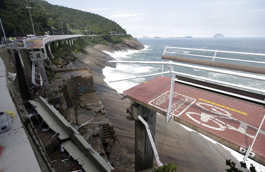 The collapsed area of the new cycle lane is pictured in Rio de Janeiro, Brazil, April 21, 2016. REUTERS/Ricardo Moraes TPX IMAGES OF THE DAY