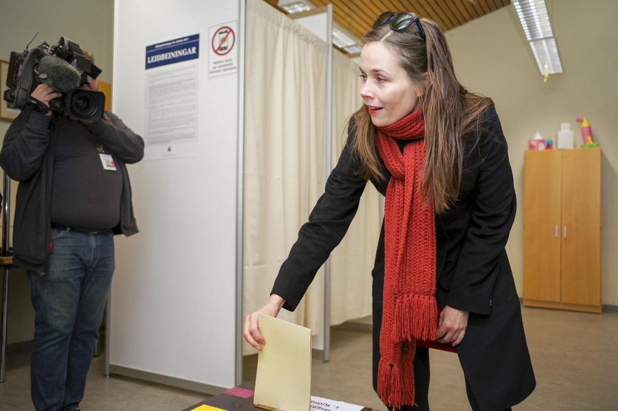 Left Green Movement candidate Katrin Jakobsdottir casts her vote during a snap parliamentary election in Reykjavik, Iceland October 28, 2017. 