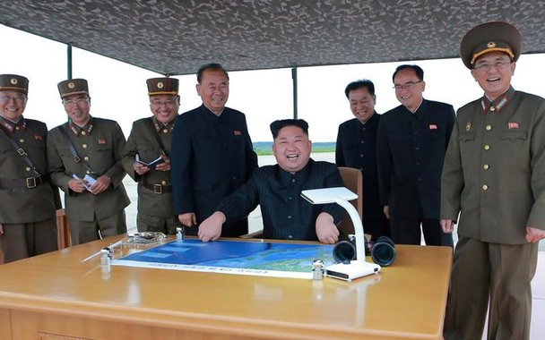 Líder norte-coreano Kim Jong Un inspeciona exercício de lançamento de míssil 39/8/2017 KCNA/via REUTERS
