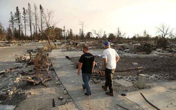 Residentes caminham em bairro destruído por incêndios em Santa Rosa, Califórnia, EUA 12/10/2017 REUTERS/Jim Urquhart