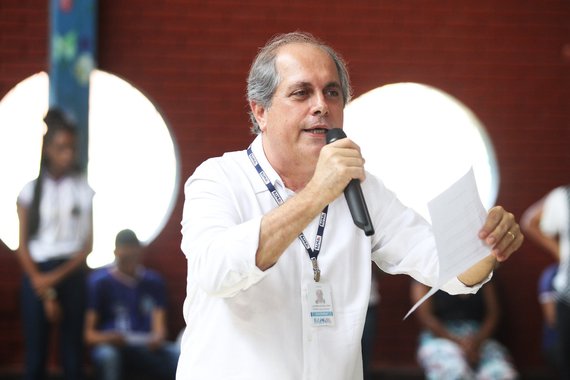 Ouvidoria Ativa Local: Col�gio Estadual Alberto Valen�a Na foto: Jos� Maria Dutra , ouvidor geral do estado Foto: El�i Corr�a/GOVBA