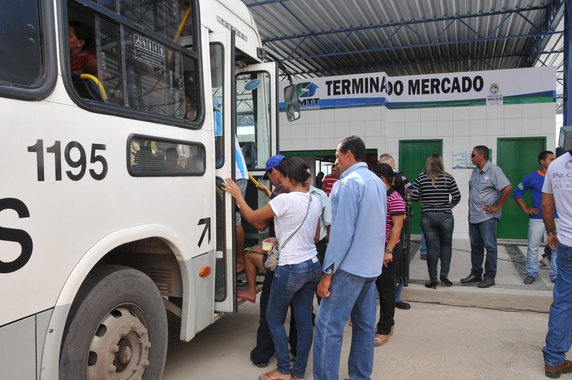 Prefeito Rui Palmeira Reinaugura Terminal de �nibus do Mercado da Produ��o. Foto:Marco Ant�nio/Secom Macei� *** Local Caption *** Reinaugura��o Terminal Mercado