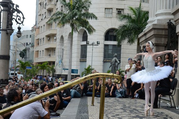 31/10/2017- Rio de Janeiro - Funcionários Theatro Municipal protestam contra crise financeira do estado com apresentação artística na escadaria do prédio, no centro da capital fluminense Foto: Tomaz Silva/Agência Brasil