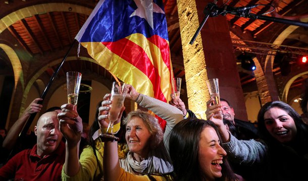 Pessoas reagem ao resultado das eleições regionais da Catalunha em Barcelona, Espanha 21/12/2017 REUTERS/Albert Gea
