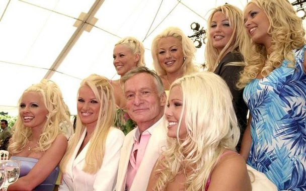 Fundador da Playboy, Hugh Hefner, posa para foto rodeado de mulheres 26/04/2001