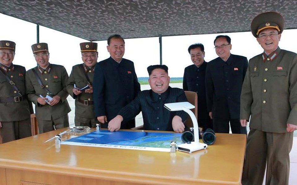 Líder norte-coreano Kim Jong Un inspeciona exercício de lançamento de míssil 39/8/2017 KCNA/via REUTERS