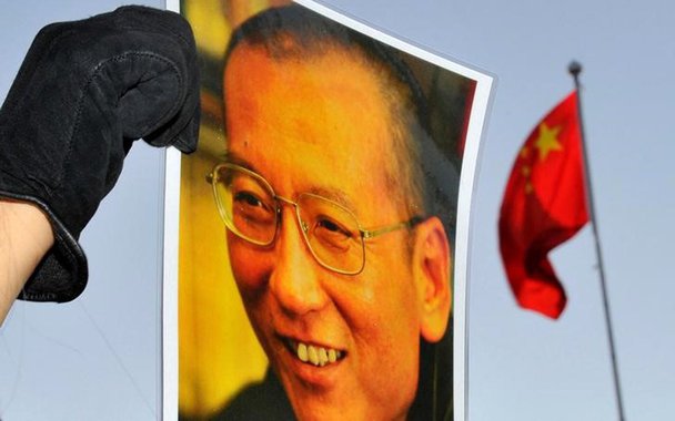 Manifestante segura retrato do dissidente chinês Liu Xiaobo do lado de fora da embaixada da China em Oslo, na Noruega 09/12/2010 REUTERS/Toby Melville