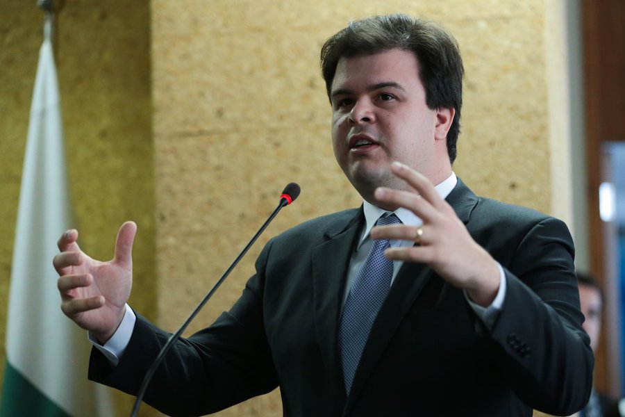 Brasília - Ministro de Minas e Energia (MME), Fernando Coelho, durante inauguração da primeira usina solar instalada na cobertura de um prédio (sede do MME) do governo federal (José Cruz/Agência Brasil)