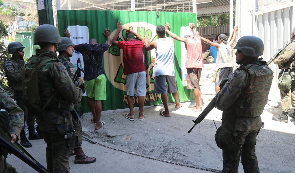 Rio de Janeiro- Operações das Forças Armadas prosseguiram durante o sábado, segundo dia de ocupação da Rocinha, no Rio de Janeiro(Vladimir Platonow/Agencia Barsil)
