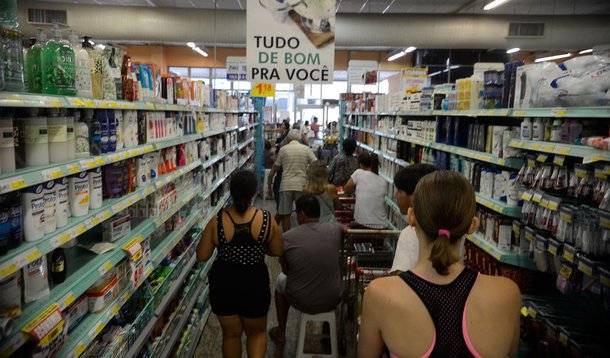 Vitória (ES) - Supermercados lotados e com filas nos caixas e na entrada funcionam em horário reduzido. (Tânia Rêgo/Agência Brasil)