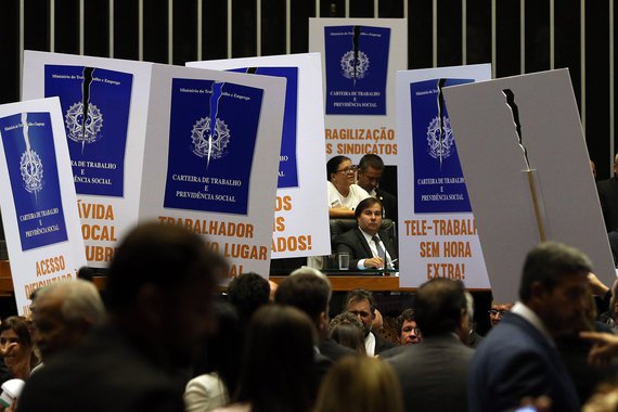 Câmara aprova reforma trabalhista; deputados da oposição protestam com caixões e cartazes