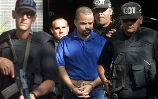 Luiz Fernando da Costa, conhecido como Fernandinho Beira-Mar, escoltado pela Polícia Federal, em Brasília. 26/04/2002