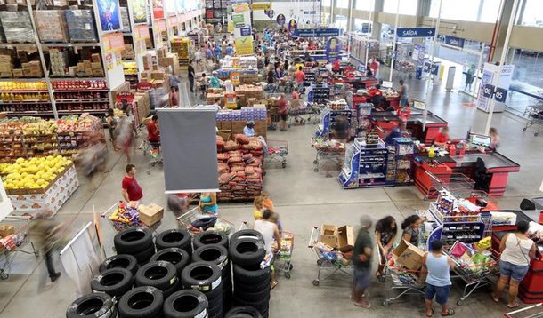 Consumidores fazem compras em mercado em São Paulo, Brasil 11/1/2017 REUTERS/Paulo Whitaker
