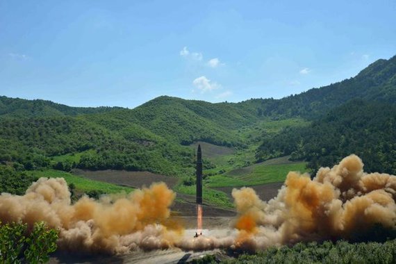 Míssil balístico Hwasong-14 em foto divulgada pela Agência de Notícias Central da Coreia do Norte, em Pyongyang 04/07/2017 KCNA/via REUTERS
