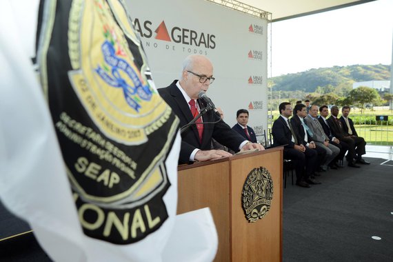 O secretário de administração penitenciária, Francisco Kupidlowski faz entrega de viaturas, ambulâncias, armas e equipamentos para as corporações. Data: 13-06-17 Local: Hall do palácio Tiradentes Foto: Omar Freire/Imprensa |MG