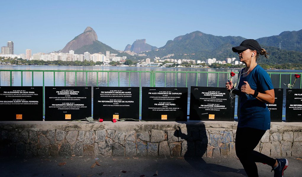A ONG Rio de Paz realiza um ato público, na orla da Lagoa Rodrigo de Freitas, em memória dos policiais militares assassinados este ano no Estado do Rio de Janeiro. Foram fixadas no local placas com os nomes dos 91 PMs mortos até agora em 2017