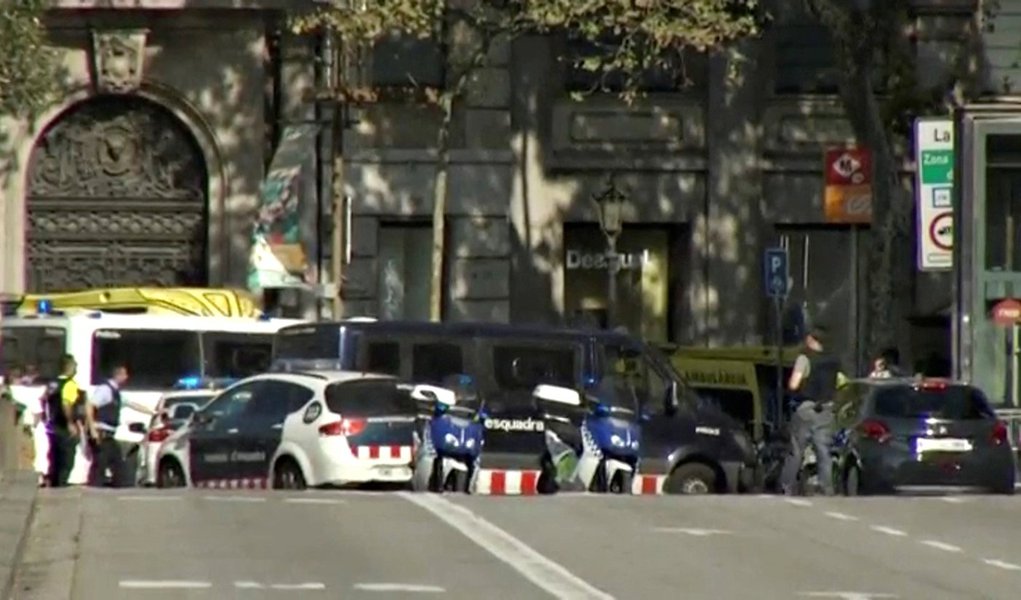 Imagem de vídeo mostra isolamento feito pela polícia em rua de Barcelona após atropelamento 17/08/2017 REUTERS TV via REUTERS