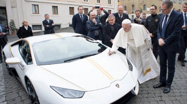 Papa Francisco recebe Lamborghini de presente