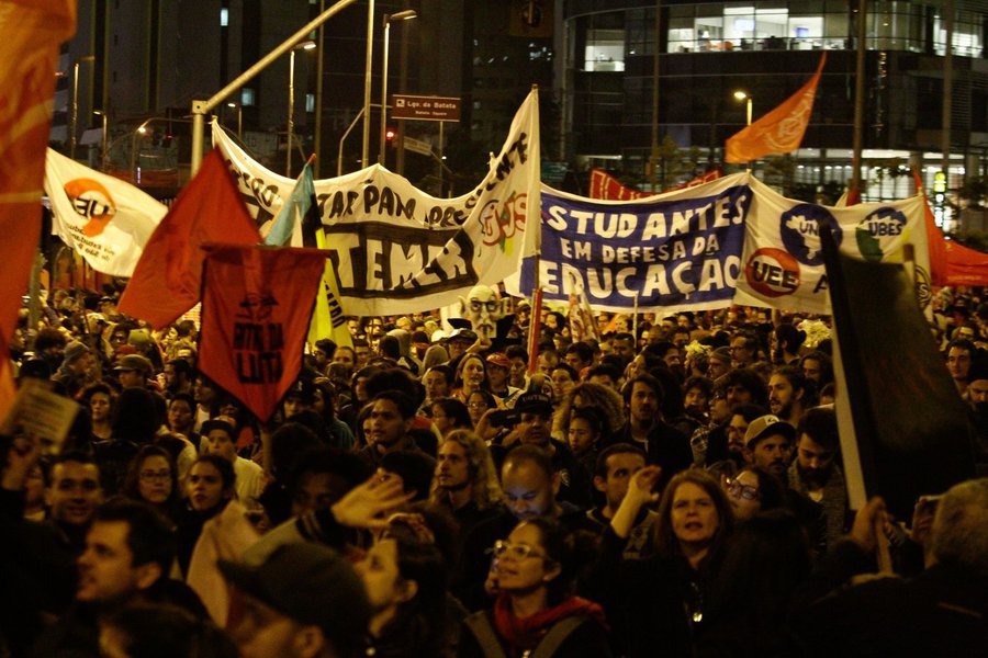 Manifestantes se concentraram no Largo da Batata, na zona oeste de São Paulo, para protesto contra as reformas trabalhista e da Previdência