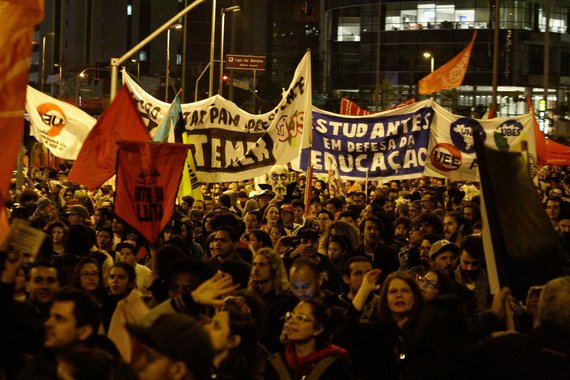 Manifestantes se concentraram no Largo da Batata, na zona oeste de São Paulo, para protesto contra as reformas trabalhista e da Previdência