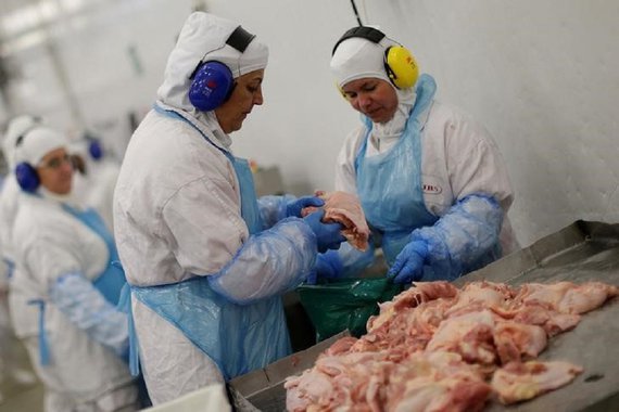 Funcionários durante visita técnica à unidade da JBS em Lapa, no Paraná 21/3/2017 REUTERS/Ueslei Marcelino