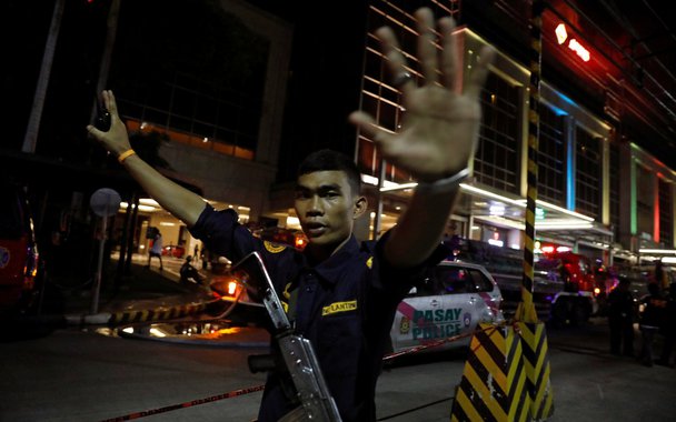 Guarda de segurança impede fotógrafos de se aproximarem de hotel em Manila após ataque, nas Filipinas. REUTERS/Erik De Castro