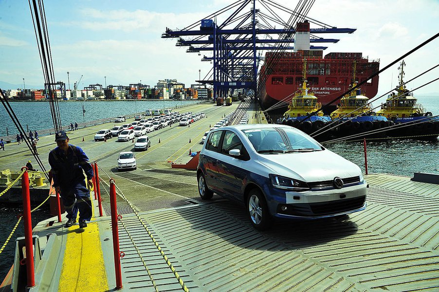 Embarque de veículos bate recorde histórico no porto de Pgua.