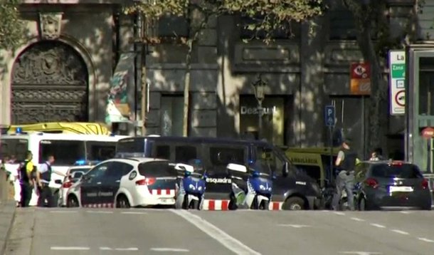 Imagem de vídeo mostra isolamento feito pela polícia em rua de Barcelona após atropelamento 17/08/2017 REUTERS TV via REUTERS