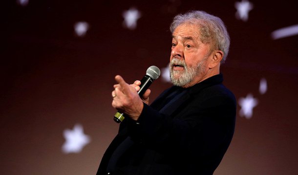 O ex-presidente brasileiro Luiz Inacio Lula da Silva fala durante evento em Brasília, no Brasil 19/11/2017 REUTERS/Ueslei Marcelino