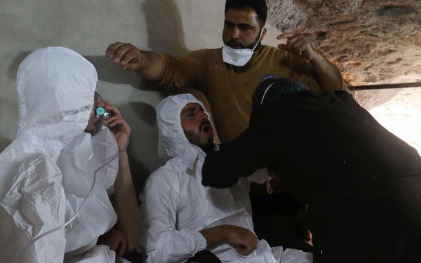 Homem respira com máscara de oxigênio e outro recebe tratamento, após suspeito ataque de gás na cidade de Khan Sheikhoun, na Síria. Síria 04/04/2017 REUTERS/Ammar Abdullah