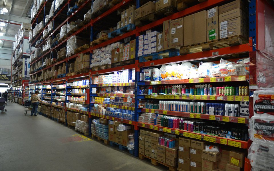 matéria especial sobre clientes de super mercado que migra para atacadão em busca de melhore preços.
