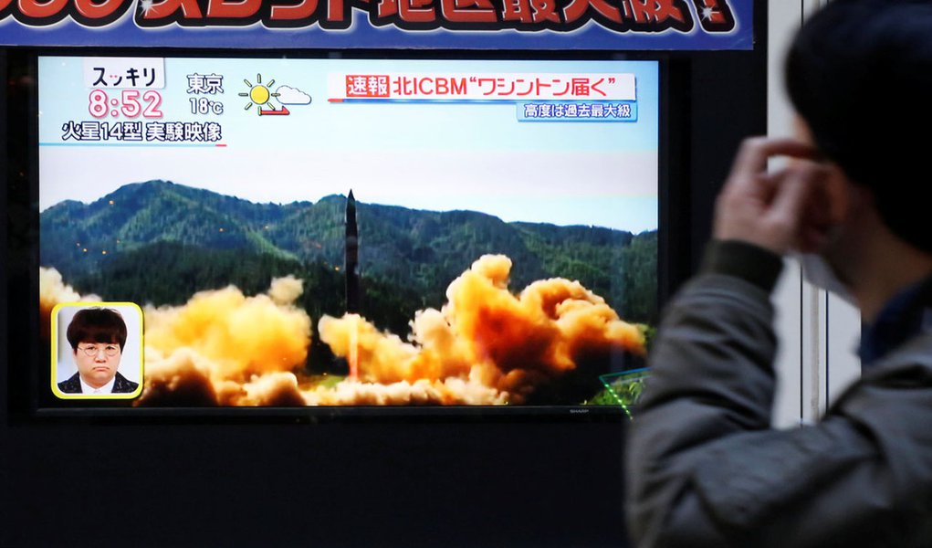 Homem observa reportagem sobre teste de míssil da Coreia do Norte, em Tóquio, no Japão 29/11/2017 REUTERS/Toru Hanai