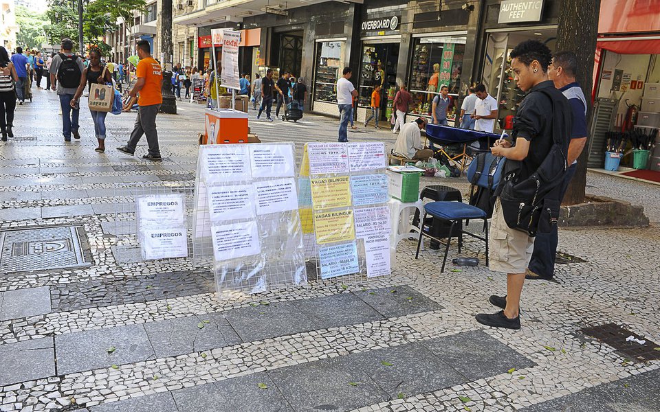 reg. 057-16 Procura por emprego na Cidade de São Paulo. Mulher observa anúncios de emprego na Rua Barão de Itapetininga, no centro de São Paulo 2016/02/19 Foto: Marcos Santos