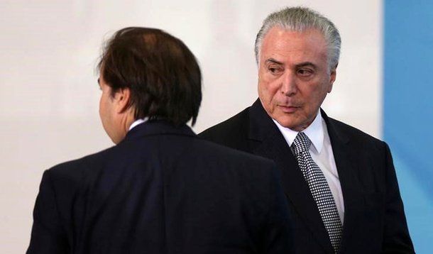 Presidente Michel Temer (D) e presidente da Câmara dos Deputados, Rodrigo Maia, durante cerimônia no Palácio do Planalto 25/07/2017 REUTERS/Adriano Machado