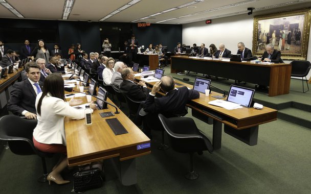 Bras�lia - A Comiss�o Especial da Reforma Pol�tica se re�ne para vota��o do relat�rio parcial 3 do relator, deputado Vicente C�ndido (Fabio Rodrigues Pozzebom/Ag�ncia Brasil)